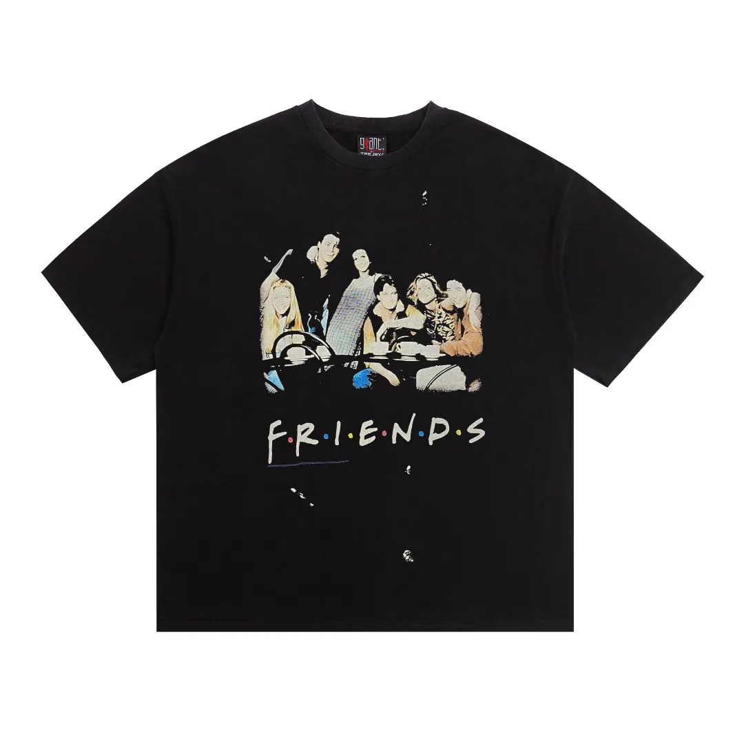Mechao Saint Michael co-branded Friends black plot retro printed washed and distressed loose short-sleeves. Digital white ink direct injection. The fabric is breathable and the pattern is three-dimensional and clear. Fabric: Double yarn 240g Style number: S833 Size: S-M-L-XL Color: Washed black Price: P118